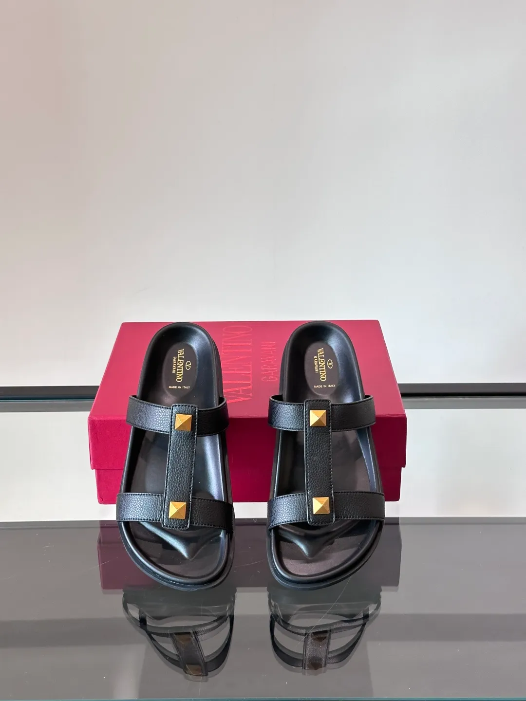 Men's shoes 💰p320 "VALENTINO" Valentino Men's 🧍‍♂️ Spring and summer new style metal rivet flat slippers, elegant sandals, the same style worn by celebrities, original molding, imported calfskin. Rubber outsole. Soft and durable, full set of counter packaging size: 39-44 (customized at 38.45.46)
